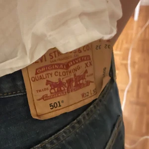 Levis 501 - Retro 501 Levis jeans, jag är 157 så jeansen är ganska långa på mig (: Jeansen är lite oversized och jag har oftast storlek S