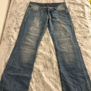 Low boocut jeans - Jag säljer dessa lowwsist boocut jeans då det är för lågmidjade för mig och passar inte mig och inte kommer till användning.