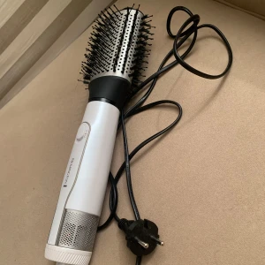 Hårverktyg - Varmluftsborste. Använd 1-2 gånger. Nyskick. Fungerar ej på min hårtyp, därav säljer jag.