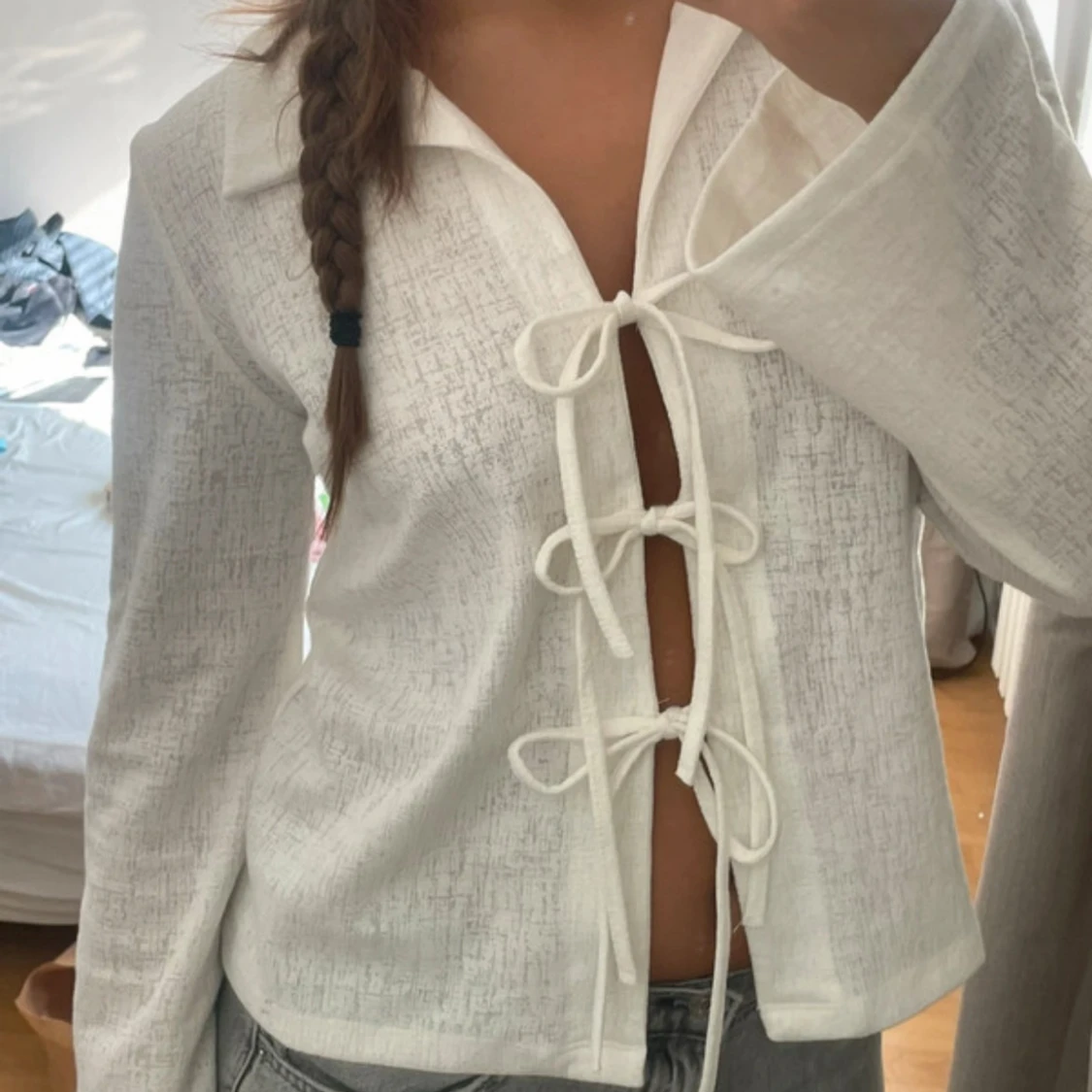 Vit blus med knytning