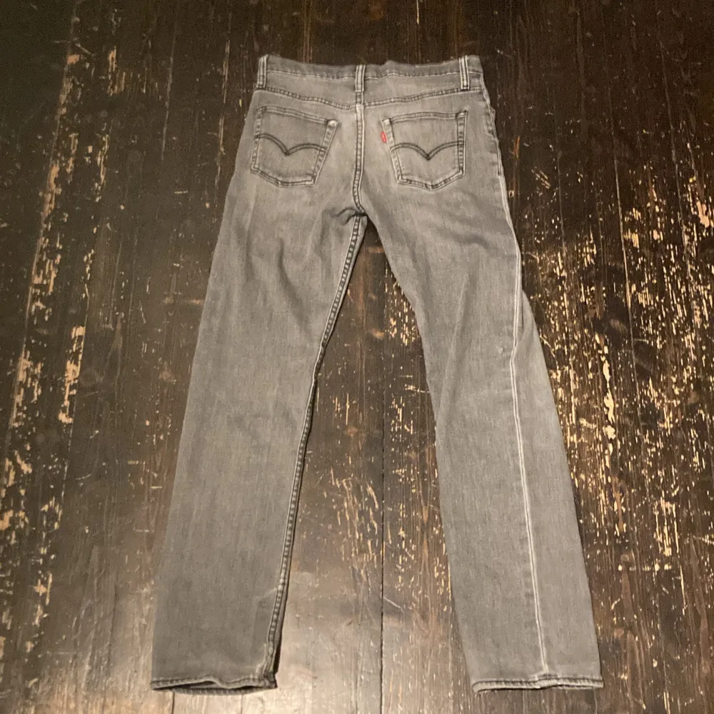 Ett par gråa Levis jeans som är sköna och fina, dem är lite slitna men användbara, ny pris: 800kr -köpt på NK. Jeans & Byxor.