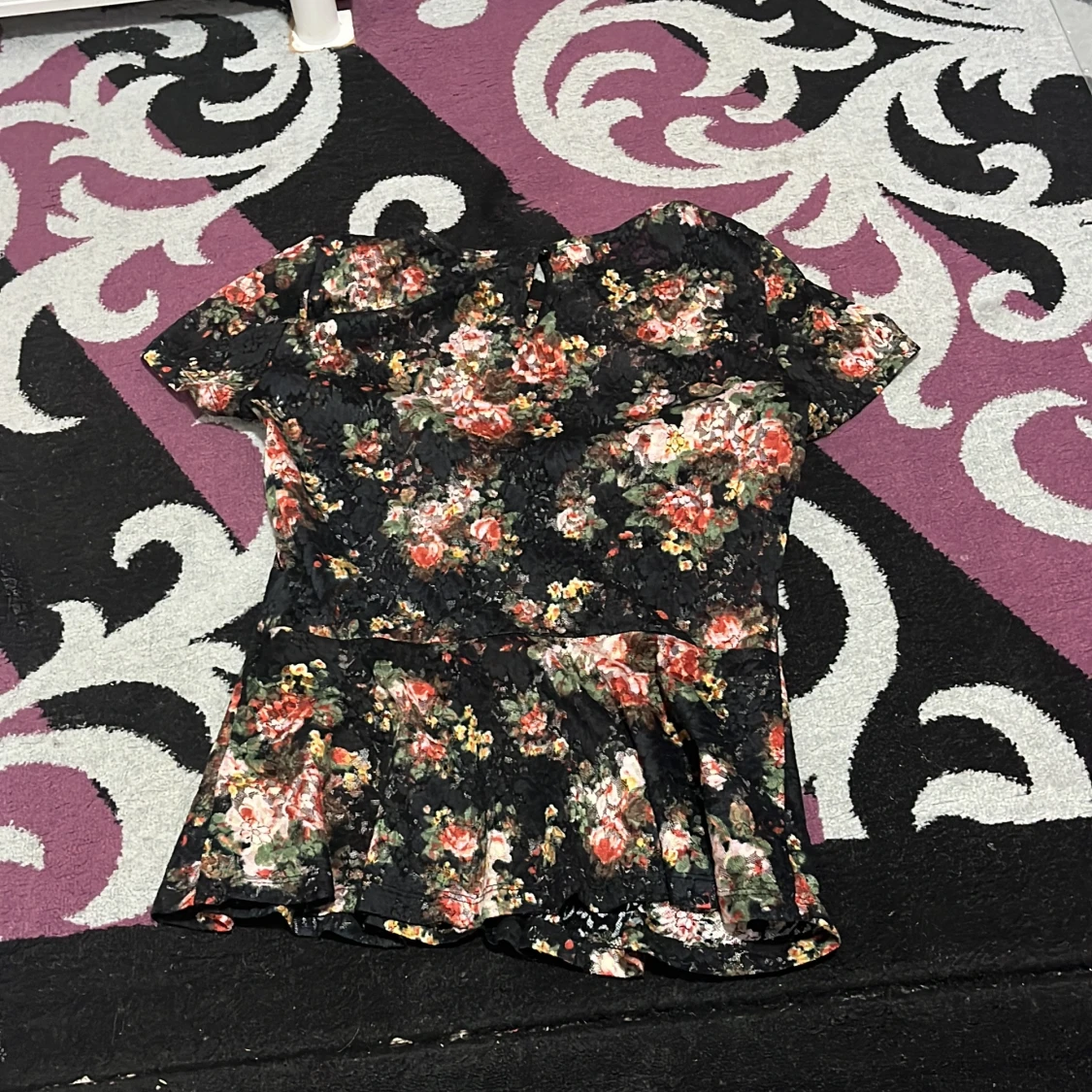 genom skinlig blus (funkar med linne under) 