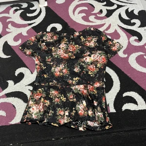 genom skinlig blus (funkar med linne under)  - en genom skinlig blus som funkar att ha linne under (om man vill). säljer den på grund av att jag fick den i present och det var inte min storlek så jag fick ingen användning av den , pris kan diskuteras❤️