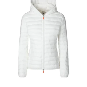 Vit dunjacka från Save the Duck - Säljer en superfin vit dunjacka från Save the Duck. Den är perfekt för nästan alla årstider och har en praktisk dragkedja framtill. Jackan har nån slitning men är övertejpad därför säljer jag den billigt.