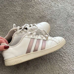 Adidas skor  - Heeej, säljer dessa super coola skor från adidas, som ni ser på bilderna så är dem ganska slitna därav priset. Kom privat för mer frågor eller bilder 🫶🏻