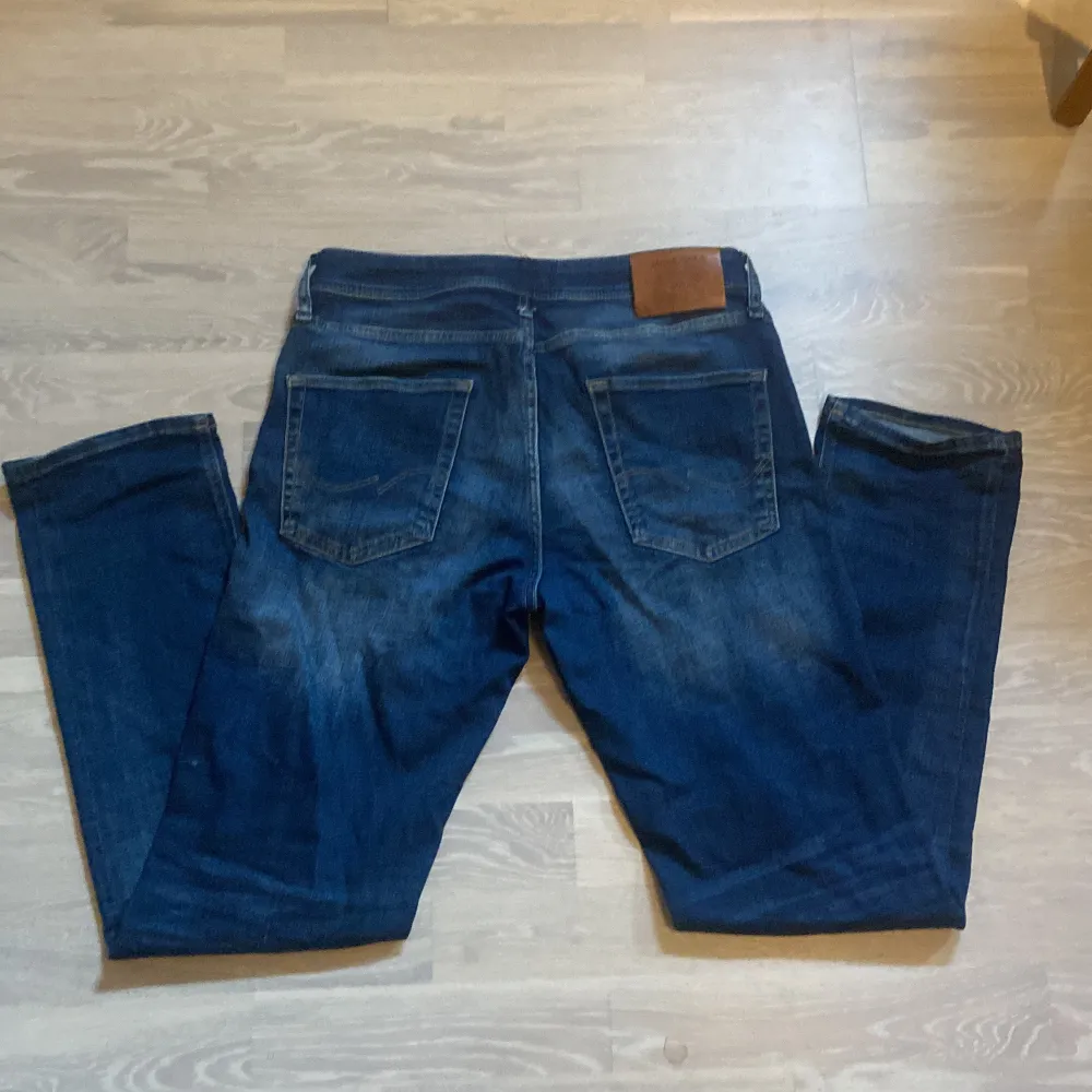 Tja, säljer nu dom här riktigt feta jeansen! | Märke: Jack and Jones | Modell: Regular/clark | Skick: 8/10 byxan har tappat ett av spännerna som sitter vid midjan ( se bild 4) | För fler frågor eller bilder tveka inte med att skriva!. Jeans & Byxor.