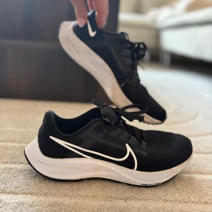 Nike pegasus air zoom - Fint skick. Snålt använda. Vita prickar under sulan är mönster och ej mönster 