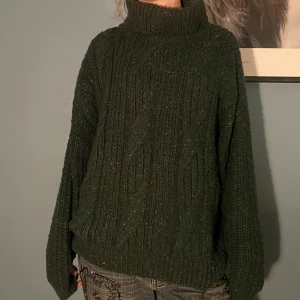 Grön stickad tröja  - Snygg grön stickad tröja från monki. Storlek s passar m också. Oversized och polo. Perfekt för vintern!😍😍