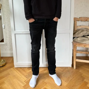 Svarta jeans - Svarta sköna jeans i mycket bra skick. Köpta hösten 2023. Säljes då de är lite för korta i benen nu.  Storlek 30/32 från Jack & Jones. Slim fit.  