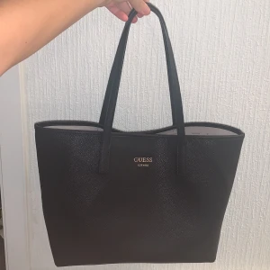 Guessväska - Säljer svart handväska från Guess. Använd många gånger men är i bra skick.