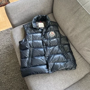 Moncler Tibet - Säljer en skön Moncler väst i bra skick. Size 2/M. Perfekt till kyligare väder. 😊