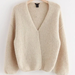 Kofta Lindex  - Super söt kofta från Lindex i storlek XS/S. Helt slutsåld! Säljes då den inte kommer till användning, och jag ska flytta. Endast använd 1-2 gånger så nyskick! 💕💕