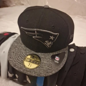 New Era New England Patriots 59Fifty. - New Era New England 59Fifty Size: 7 1/8 (56.8cm).  Ny utan prislapp.