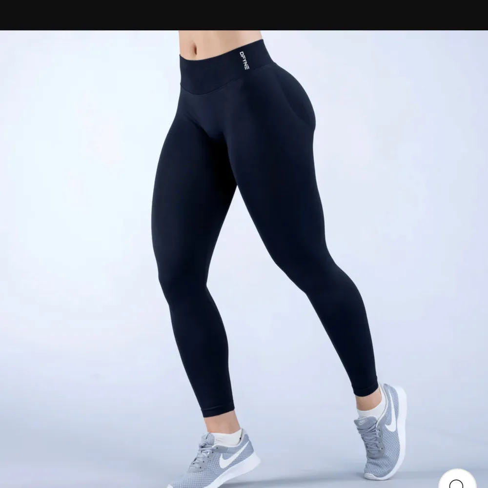 Svarta dfyne leggings i xs. Använda fåtal gånger. Säljer då dom blivit för små.. Sportswear.