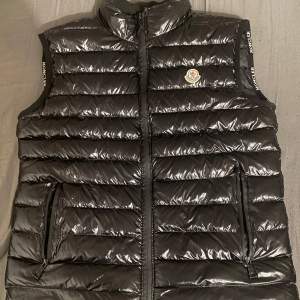 Moncler väst mer information privat...