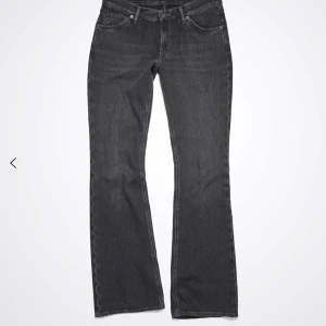 Acne jeans - Acne jeans i bra skick, strl w27 L34, svarta Nypris 3500
