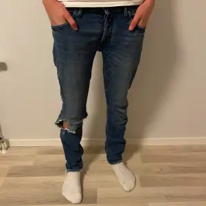 Säljer dessa oerhört snygga och trendiga jeans i storlek 29/32 slim. Nypris 1900:- Mitt pris 1249:- Priset kan eventuellt diskuteras vid snabb affär! Kom med bud! 