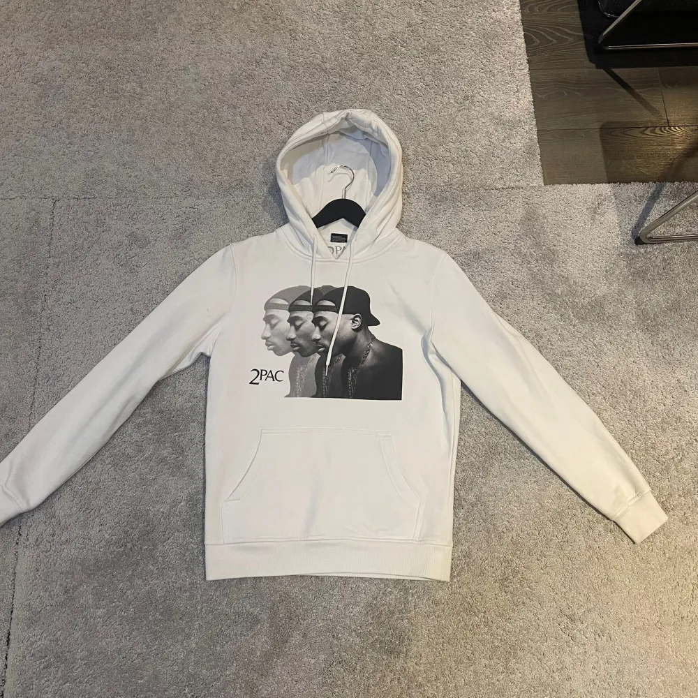 Skön hoodie med den kända och inte bortglömda 2 pac säljer för 400. Skick 7/10 lite lite smutsig men allt går bort i tvätten såklart. Mer bilder och info kommer i dm. ingen ångerrätt!. Hoodies.