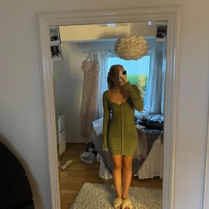 Adsgn klänning  - Super fin klänning aldrig använd därför jag nu säljer. 