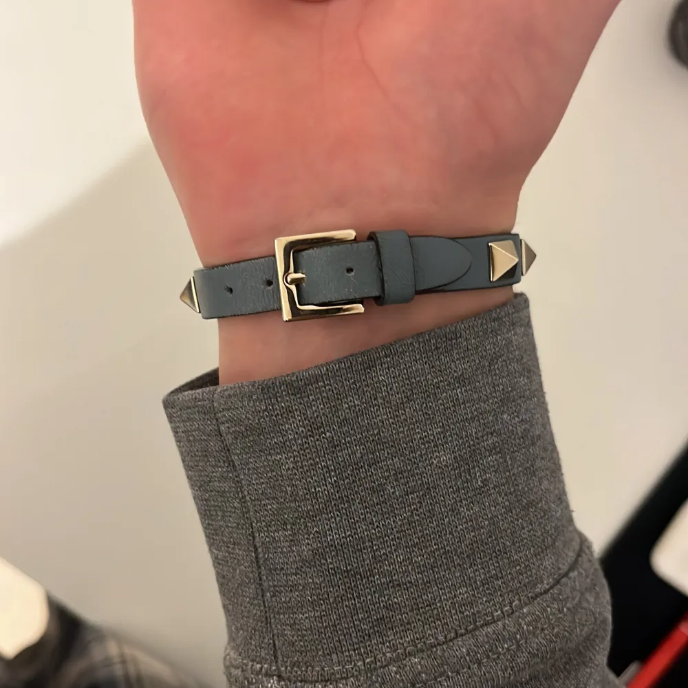 Säljer mitt sjukt feta Valentino armband, den är i nyskick och den är i en typ lite baby blå färg, vid fler frågor osv skriv göra!. Accessoarer.