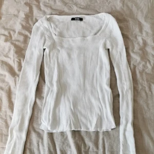 Tröja  - Skit snygg vit ribbad långärmad tröja! Är i bra skick kommer nästan aldrig till användning tyvärr, skriv för fler bilder😇
