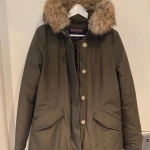Woolrich - Woolrich jacka Storlek L, passar mig som har M Använd en vinter, köptes i andrahand  Som ny skulle jag vilja säga, perfekt vinterjacka