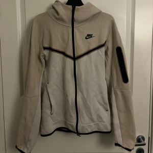 Nike tech fleece beige - Nike tech fleece beige. Säljer den på grund av att jag inte använder den längre. Storlek Xs. Nypris 1249, mitt pris 249 kr. Pris kan disskuteras vid snabb affär.