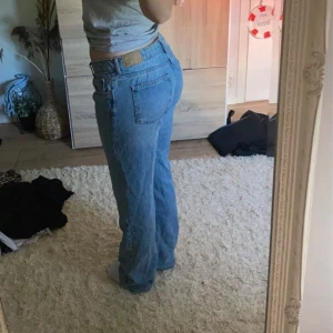 ICON Jeans - säljer då dom är för stora för mig. Har vanligtvis M. Dom är lite slitna längst ner eftersom dom är för långa. De är även små hål runt om i midjan där jag trätt ett skosnöre som ”skärp”. Skriv vid frågor🩷