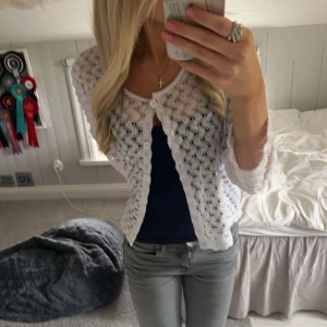 Virkad kofta - En superfin ”virkad” vit kofta som man kan ha hel knäppt eller som på bilden☁️✨Storlek L men passar ca M-XS🤩