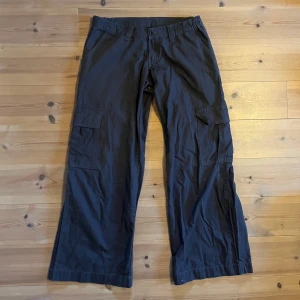 Lågmidjade cargopants  - Snygga, lågmidjade, mörkgrå cargobyxor i gott skick och med snygg passform.