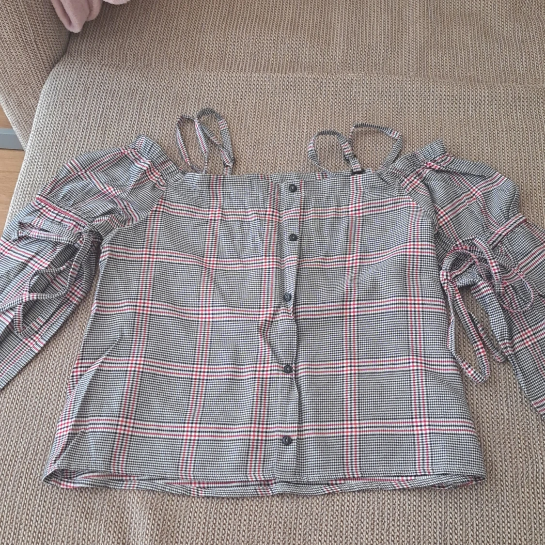 Rutig offshoulder topp med knappar