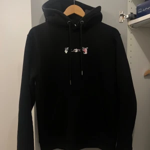 Off white Hoodie  - Off white Hoodie storlek S, användes ca 6-8gånger tills jag tröttna på den. 