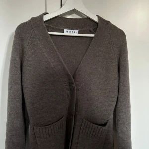 Kofta från Wera  - Säljer min kofta från Wera som jag köpte på Åhléns för cirka en månad sedan. Använd ungefär 2-3 gånger men som i nytt skick och fräsch. Storlek xs   Pris kan diskuteras 