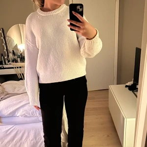 Vit stickad tröja  - Vit stickad tröja fårn BikBok, storlek M Nypris 499kr