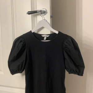 Puffärmad tröja  - Säljer min fina t-shirt som kom till användning förr. Säljer eftersom att den inte kommer till användning och att den inte passar mig längre.