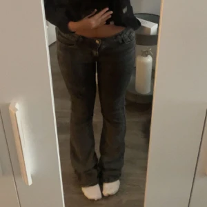 Lågmidjade jeans bootcut  - Är i bra skick och är knappt använda 