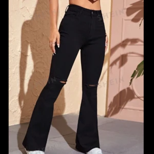 Svarta högmidjade byxor - Säljer högmidjad svart byxa då den inte kmr till användning, inga skador alls, är 170 lång och de e ganska stretchiga och bekväma!! kan skicka bilder på byxan💕 