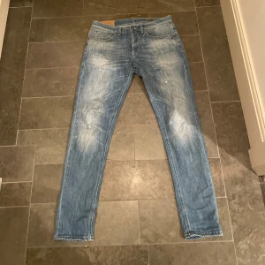 Dondup - Tja säljer dessa feta dondups! Väldigt bra skick med najs slitningar! Kom privat vid funderingar!🤙