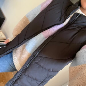 Snygg väst från Noisy May  - Superfin väst och perfekt till hösten. Köpt på Vero Moda. Använt ett par gånger, superfint skick. 