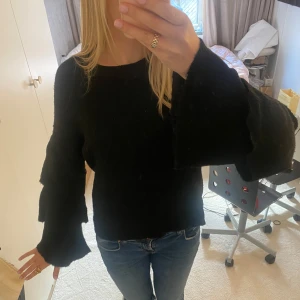 Stickad tröja med volang🩷 - Superfin men lite nopprig, därav priset❤️