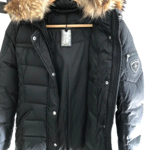 Jacka - Vinterjacka i mycket fint skick, knappt använd. Nypris 4000kr. Storlek 38 