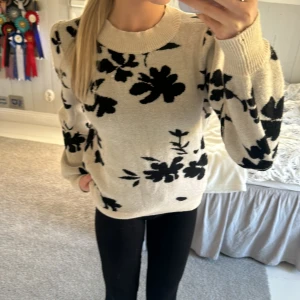 Stickad tröja - Säljer nu min superfina stickade tröja med vackert blommigt mönster🤩🍁