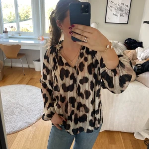 Jättesnygg trendig blus🍂😻 - Väldigt snygg blus från H&M som inte går att köpa längre🤗Intressekoll då jag gillar den väldigt mycket, men kan tänka mig sälja för rätt pris🥰