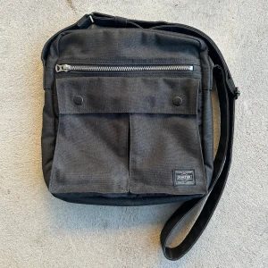 Porter Shoulder Bag - Nyskick, mer info är bara att fråga om