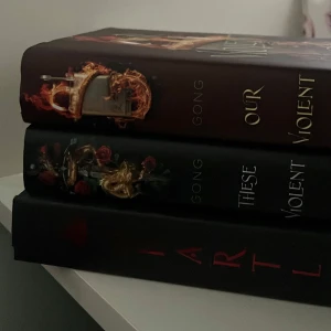 böcker - olästa och orörda böcker!  These violent delights och Our violent ends skrivna av Chloe Gong. Heartless i specialedition!