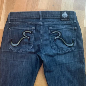 Lågmidjade Jeans - Säljer dessa ursnygga lågmidjade jeans från ”rock&republic”. Bra skick 💕💕💕
