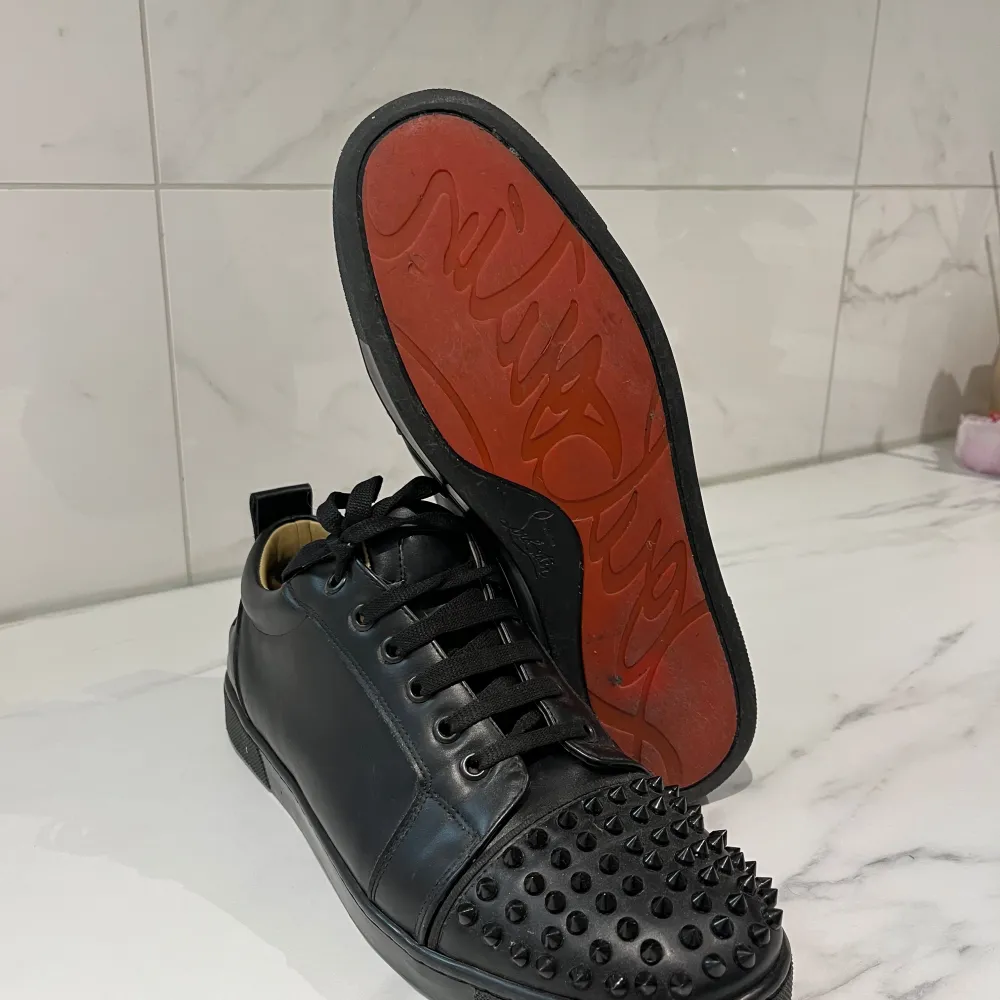 Hej, säljer dessa Louboutin skorna, skick 9/10 använda 2-5 gånger max, storlek 44/45, materialet är läder/skin . Skor.