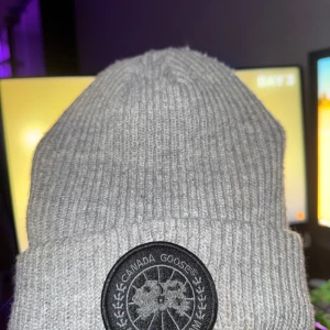 Canada Goose Mössa - K0PIA. Aldrig använd bara testad varm och skön perfekt för vintern.