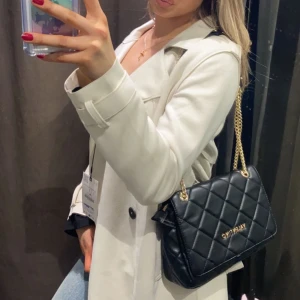 Kappa - Säljer denna fina kappan från zara som jag köpte i våras som aldrig kommit till användning då den inte är min stil. Den är i nyskick, aldrig använt❣️❣️ (Jag är 172) Nypris 600)