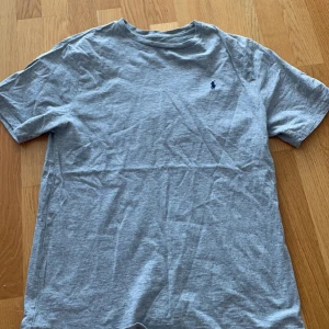 Ralph lauren tshirt - Säljer denna tshirt från ralph lauren. Bra skick och ganska stor i storlek skulle säga att det är en S-M.